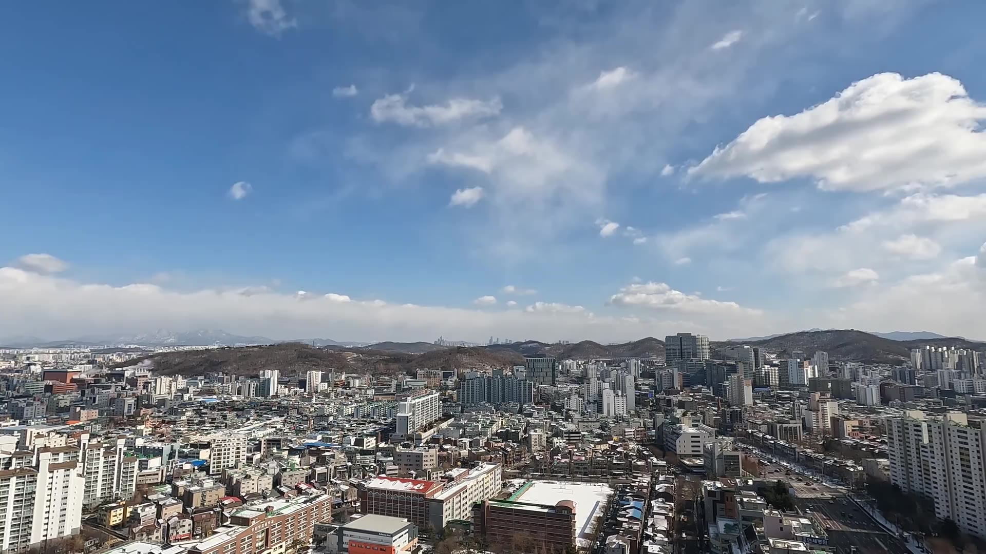 서울의 동네와 도심을 내려다보는 항공 풍경